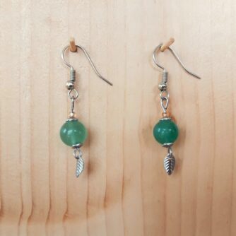 Voici des boucles d'oreilles en perles naturelles aventurine et leur breloque mini feuille.