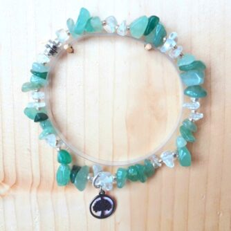 Ce bracelet aventurine est en perles chips naturelles et cristal pour le bienêtre de notre peau et notre plaisir