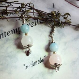 Des boucles en pierre naturelle quartz rose et aigue-marine pour briller en douceur.