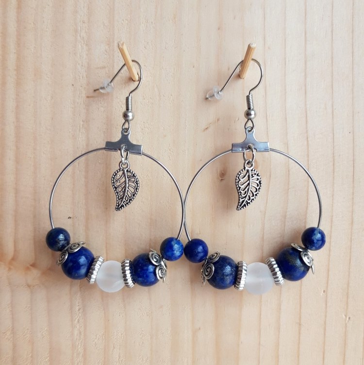 Portez ces grandes créoles lapis-lazuli et cristal et la journée commence sous un ciel dynamique. créoles lapis-lazuli/cristal