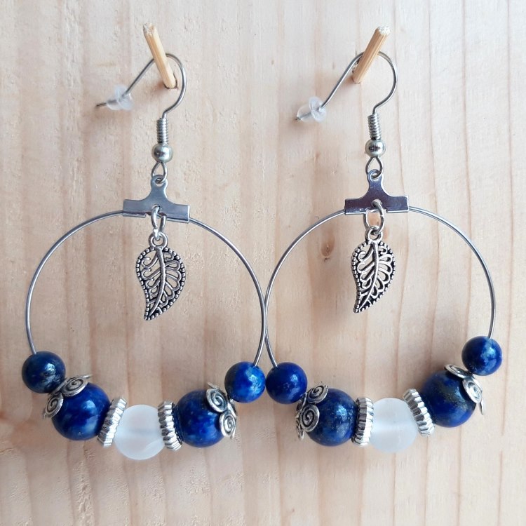 Ces jolies créoles en perles fines lapis-lazuli et cristal feront parler d'elles. Ces jolies créoles en perles fines lapis-lazuli et cristal feront parler d'elles.