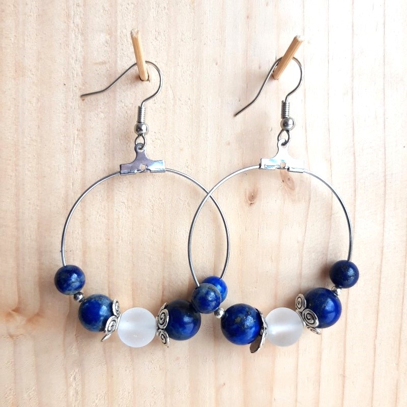 jolies créoles qui marqueront les esprits avec leurs perles lapis-lazuli et cristal mat. jolies créoles qui marqueront les esprits avec leurs perles lapis-lazuli et cristal mat.