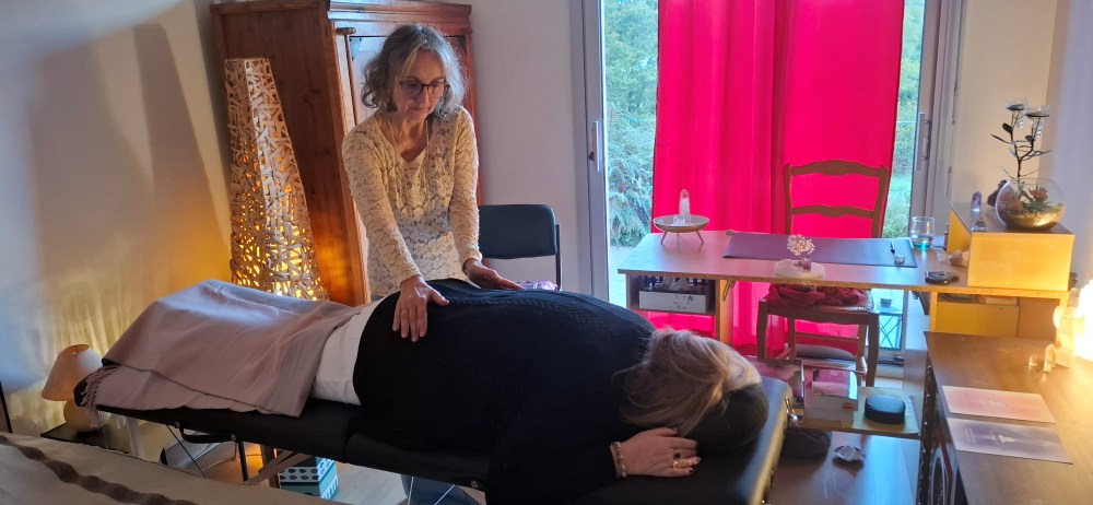 La thérapeute ou praticienne dans une séance de soin reïki La thérapeute ou praticienne dans une séance de soin reïki